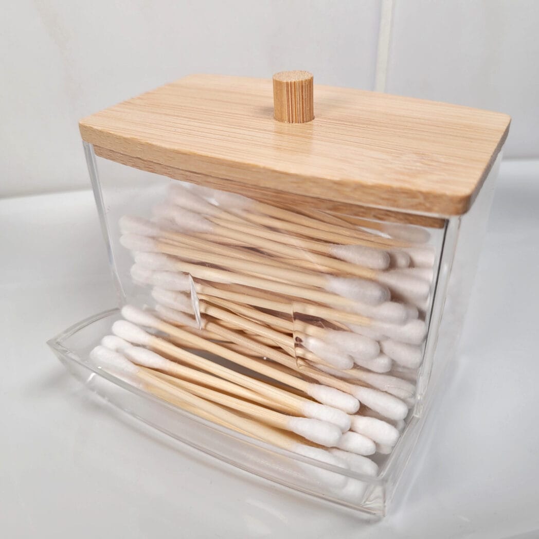 <strong>Wattestäbchen-Box + 100 Bambus Wattestäbchen</strong> aus Kunststoff mit Bambusdeckel
